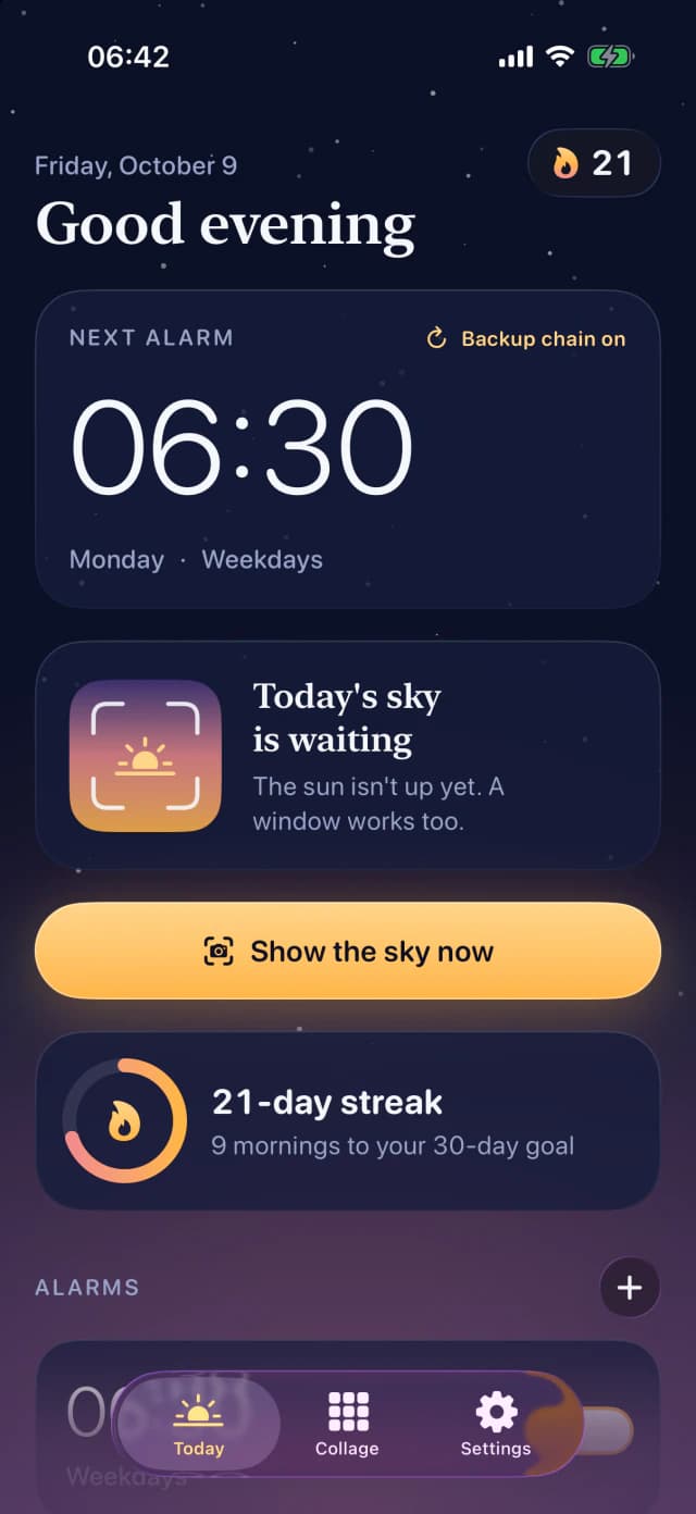 Skyshot home screen: next alarm at 6:30 with the backup chain on, a 21-day streak and the Show the sky now button